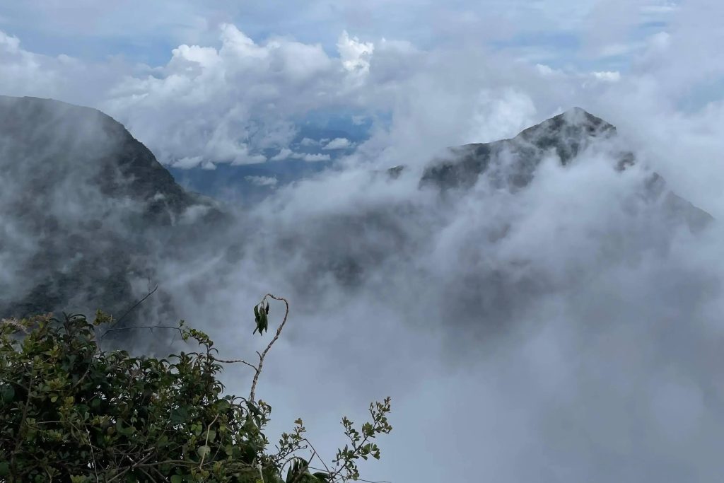 kirigalpoththa mountain nuwara eliya hike