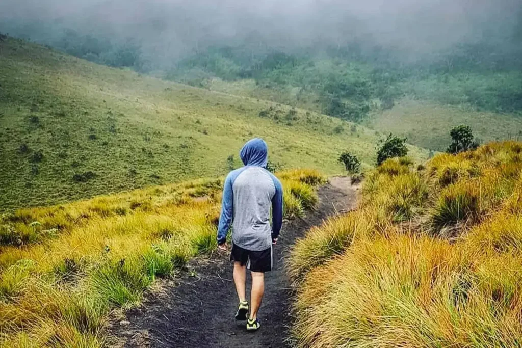 kirigalpoththa mountain nuwara eliya hike