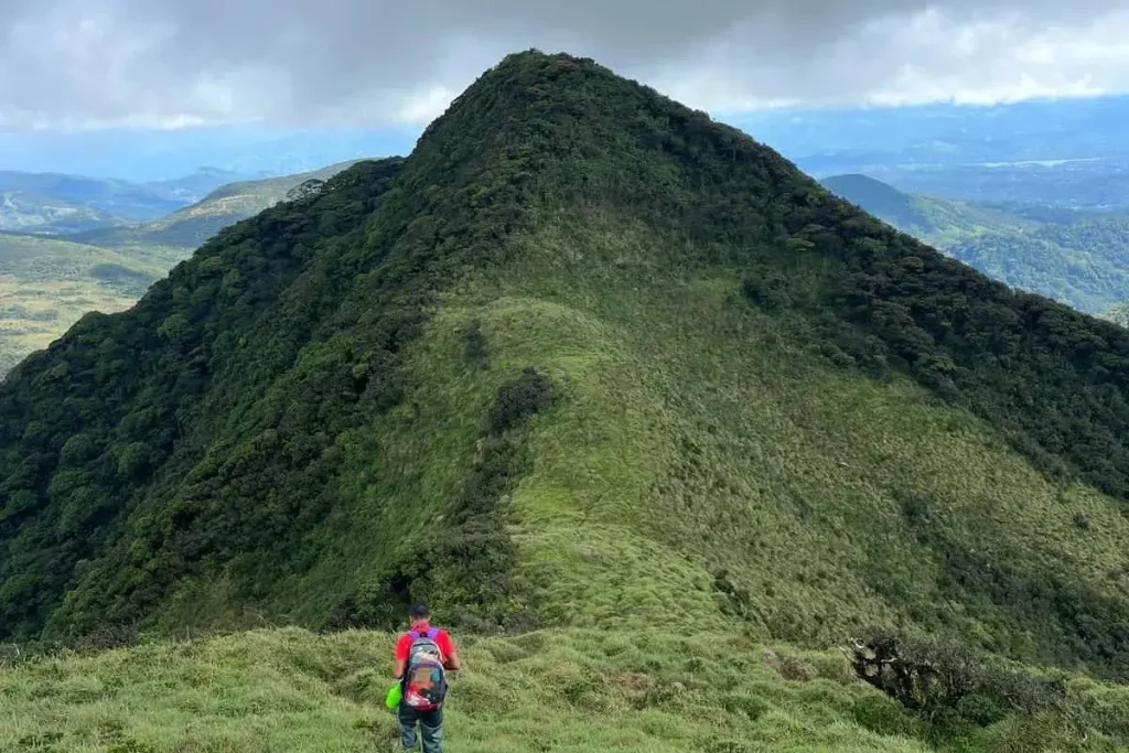 trekking knuckles mountain range sri lanka