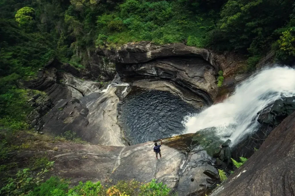 sri lanka hiking trails duwili waterfall hike